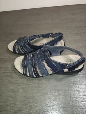 Clarks Collection Woman's Fisherman Style Navy with Cushion Soft Footbed Size 9M